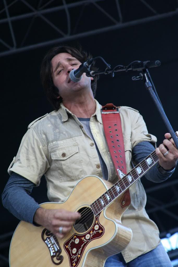 IMAGE: http://i907.photobucket.com/albums/ac276/PhotoJunkie1234/Steve%20Azar/RTSBSA266.jpg